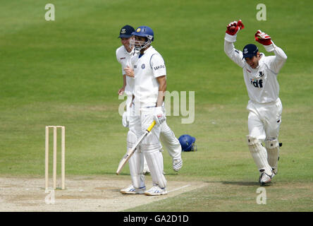 Der indische Schlagmann VVS Laxman wird von Sussex Wicket-Keeper Andy Hodd gefangen, nachdem der Ball während des Tour-Spiels auf dem County Ground, Hove, Sussex, von dem Ballspieler Saqlain Mushtaq von einem Ball abgeprallt war. Stockfoto