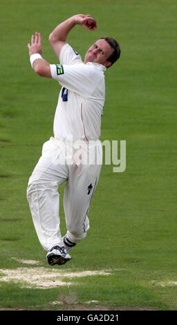 Dominic Cork von Lancashire in Aktion gegen Yorkshire während des Liverpool Victoria County Championship-Spiels in Old Trafford, Manchester. Stockfoto