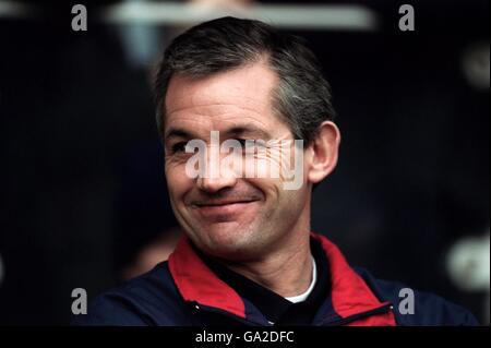 Fußball - FA Barclaycard Premiership - Middlesbrough / Ipswich Town. Ein glücklicher Ipswich-Manager George Burley schaut während des Spiels zu Stockfoto