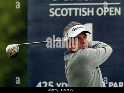 Der irische Paul McGinley schlägt sich beim ersten Abschlag während der Barclays Scottish Open am Loch Lomond, Glasgow, ab. Stockfoto