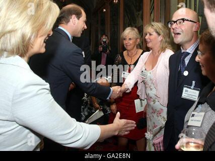 Der Earl of Wessex trifft Cheryl Baker, während die Gräfin von Wessex Harry Hill im Windsor Castle, Windsor, trifft, um junge Menschen zu feiern, die ihren Gold Duke of Edinburgh Award erhalten haben. Stockfoto