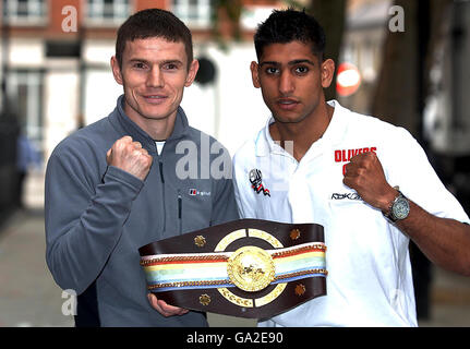 Im Rahmen einer Pressekonferenz im Landmark Hotel, Marylebone, London, kämpfen der amtierende Champion von Glasgow, Willie Limond (links) und Bolton, Amir Khan, um die Leichtbau-Meisterschaft des Commonwealth Stockfoto