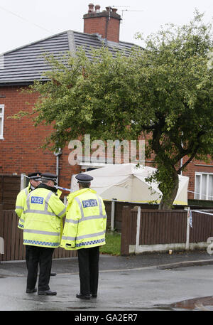 Drei Tote im Haus von Manchester gefunden. Polizeibeamte, die vor einem Grundstück auf der Thelwall Avenue in Fallowfield, im Süden von Manchester, Dienst haben. Stockfoto