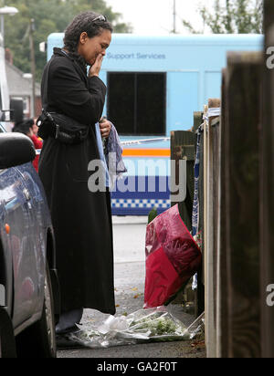 Eine namenlose Frau zeigt Emotionen außerhalb des Hauses in Fallowfield, Manchester, wo drei Leichen gefunden wurden. Stockfoto