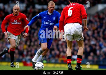 Fußball - FA Barclaycard Premiership - Manchester United / Chelsea. Eidur Gudjohnsen von Chelsea tritt gegen Laurent Blanc von Manchester United an Stockfoto