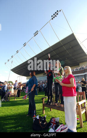 Die Zuschauer genießen die Atmosphäre während der Best of British Night-Feierlichkeiten auf der Rennbahn Kempton Park. Stockfoto