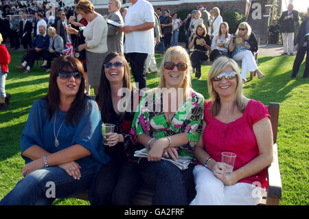 Die Zuschauer genießen die Atmosphäre während der Best of British Night-Feierlichkeiten auf der Rennbahn Kempton Park. Stockfoto