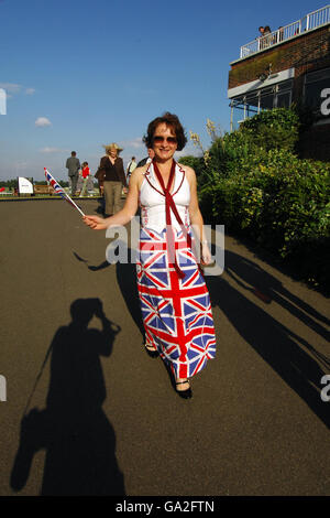 Ein Zuschauer genießt die Atmosphäre während der Best of British Night-Feierlichkeiten auf der Rennbahn Kempton Park. Stockfoto