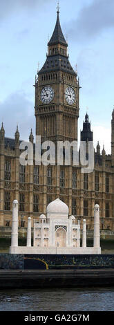 Eine Nachbildung des Taj Mahal schwebt die Themse entlang, vorbei an den Houses of Parliament in London bei der Eröffnung von India Now, einem Programm von kulturellen Veranstaltungen, die alles Indische feiern und die starken wirtschaftlichen und kulturellen Verbindungen zwischen London und Indien hervorheben. Stockfoto