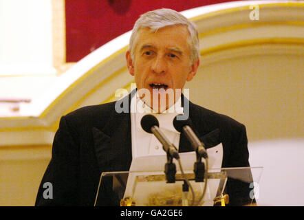 Lord High Chancellor und Secretary of State for Justice, Jack Straw spricht im Mansion House in der City of London während des jährlichen Abendessens vor den Richtern Ihrer Majestät. Stockfoto