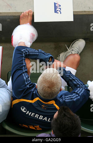 DAVID Beckham VON LA Galaxy sitzt mit seinem Knöchel im Eis und beobachtet das Team bei einem Freundschaftsspiel im Home Depot Center, Los Angeles, USA. Stockfoto