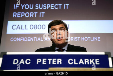 Stellvertretender stellvertretender stellvertretender Kommissar Peter Clarke, Leiter des Anti-Terror-Kommandos von Scotland Yard, während einer Pressekonferenz in New Scotland Yard über die Autobombe, die in Haymarket, im Zentrum von London, in den frühen Morgenstunden des 29/06/2007 entdeckt wurde. Stockfoto
