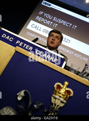 Stellvertretender stellvertretender stellvertretender Kommissar Peter Clarke, Leiter des Anti-Terror-Kommandos von Scotland Yard, während einer Pressekonferenz in New Scotland Yard über die Autobombe, die in Haymarket, im Zentrum von London, in den frühen Morgenstunden des 29/06/2007 entdeckt wurde. Stockfoto