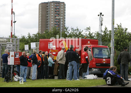 Postarbeiter streikenden vor dem Postzentrum von Glasgow in Springburn bei Glasgow, als die Lastwagen von Royal Mail heute Morgen das Büro verlassen. Stockfoto