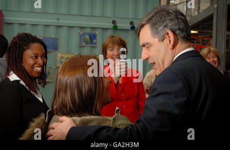 Der stellvertretende Vorsitzende der Labour Party Harriet Harman fotografiert Großbritanniens Premierminister Gordon Brown bei einem Besuch im Fawood Children's Centre in Stonebridge im Nordwesten Londons. Stockfoto