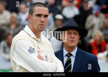 Der englische Kevin Pietersen und der ehemalige Spieler Geoffrey boykottieren nach dem fünften Tag des vierten npower-Tests auf dem County Ground, Chester-le-Street, Durham. Stockfoto