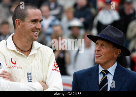 Der englische Kevin Pietersen lacht mit dem ehemaligen Spieler Geoffrey Boykott nach dem fünften Tag des vierten npower-Tests auf dem County Ground, Chester-le-Street, Durham. Stockfoto