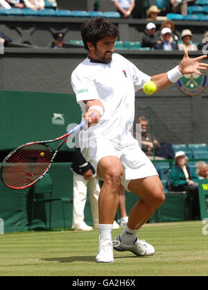 Serbiens Janko Tipsarevic im Einsatz gegen Chiles Fernando Gonzalez während der All England Lawn Tennis Championship in Wimbledon. Stockfoto