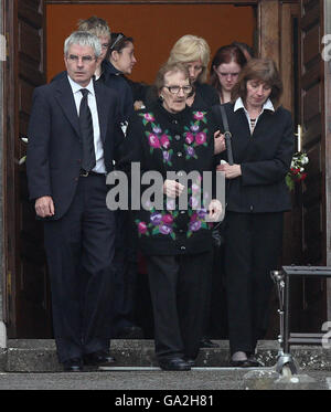 Rose Reilly (Mitte) die Mutter von Thomas Reilly, dem Mann, der seine beiden Töchter in New Jersey, USA, tötete, bevor er sich das Leben nahm, verlässt sein Begräbnis in der St. Mary's Catholic Church in Castle Rahen, Co. Cavan, Irland. Stockfoto