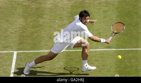 Serbiens Janko Tipsarevic im Einsatz gegen Chiles Fernando Gonzalez während der All England Lawn Tennis Championship in Wimbledon. Stockfoto