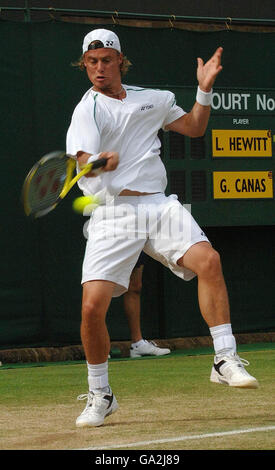 Tennis - Wimbledon Championships 2007 - Tag 7 - All England Club. Der Australier Lleyton Hewitt tritt während der All England Lawn Tennis Championship in Wimbledon gegen den Argentinier Guillermo Canas in Aktion. Stockfoto