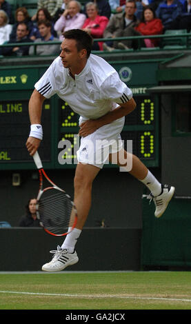 Tennis - Wimbledon Championships 2007 - Tag 7 - All England Club. Der Schwede Robin Söderling im Einsatz gegen den spanischen Rafael Nadal während der All England Lawn Tennis Championship in Wimbledon. Stockfoto