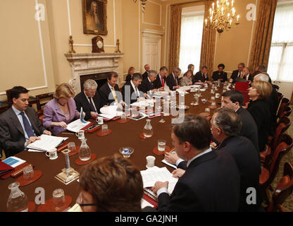 Der britische Premierminister Gordon Brown (fünfter von links) leitet die wöchentliche Kabinettssitzung in der Downing Street 10, London. Stockfoto