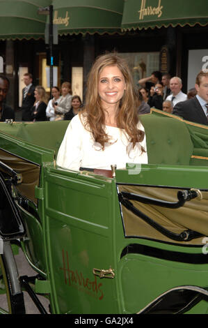 US-Schauspielerin Sarah Michelle Gellar während einer Fotoaktion zur Eröffnung des Harrods Summer Sale in Knightsbridge, London. Stockfoto