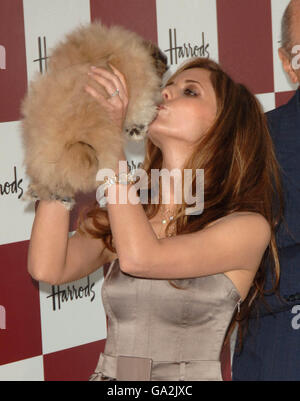 US-Schauspielerin Sarah Michelle Gellar während einer Fotoaktion zur Eröffnung des Harrods Summer Sale in Knightsbridge, London. Stockfoto