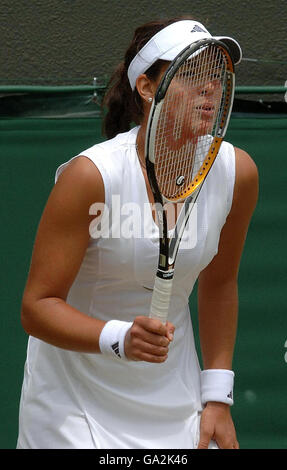 Die serbische Ana Ivanovic in Aktion während ihres Spiels gegen die russische Nadia Petrova während der All England Lawn Tennis Championship in Wimbledon. Stockfoto