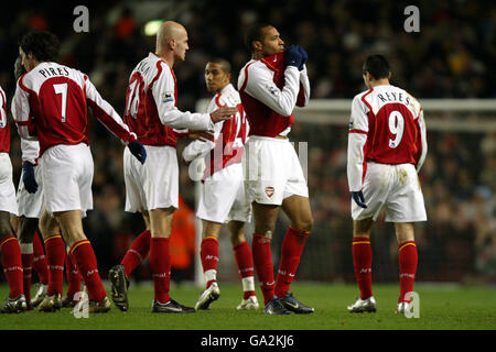 Thierry Henry von Arsenal mit seinem Teamkollegen Pascal Cygan, nachdem er das dritte Tor gegen Crystal Palace erzielt hatte. Dies war das erste Mal, dass in der englischen Liga eine ganze Mannschaft ausländischer Spieler angekündigt wurde Stockfoto