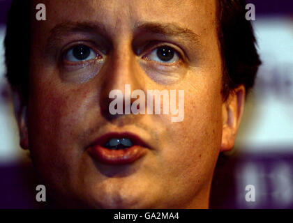 Der konservative Parteivorsitzende David Cameron spricht heute im Mayfair Hotel in London vor der britischen Phonographic Industry AGM. Stockfoto