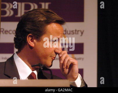 Der konservative Parteivorsitzende David Cameron spricht heute im Mayfair Hotel in London vor der britischen Phonographic Industry AGM. Stockfoto