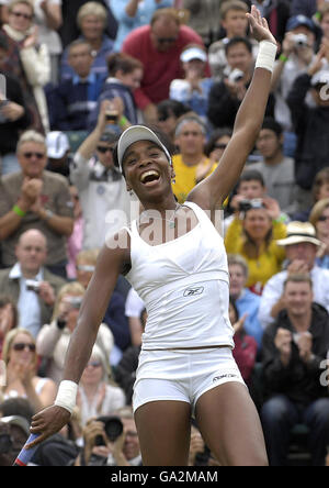 Die USA-Amerikanerin Venus Williams feiert ihren Sieg gegen die Russin Maria Sharapova während der All England Lawn Tennis Championship in Wimbledon. Stockfoto