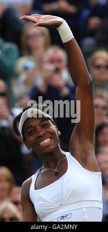 Die USA-Venus Williams feiert nach ihrem Sieg gegen die serbische Ana Ivanovic während der All England Lawn Tennis Championship in Wimbledon. Stockfoto