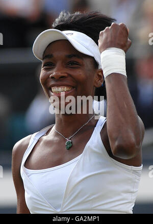 Die USA-Amerikanerin Venus Williams feiert ihren Sieg gegen die serbische Ana Ivanovic während der All England Lawn Tennis Championship in Wimbledon. Stockfoto