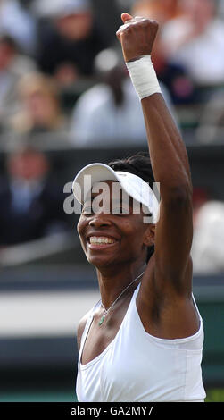 Die USA-Venus Williams feiert nach ihrem Sieg gegen die serbische Ana Ivanovic während der All England Lawn Tennis Championship in Wimbledon. Stockfoto