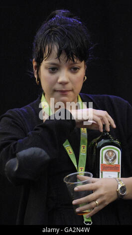 T in the Park Festival - Schottland. Lily Allen tritt auf der Bühne von T in the Park in Balado, Perth und Kinross auf. Stockfoto