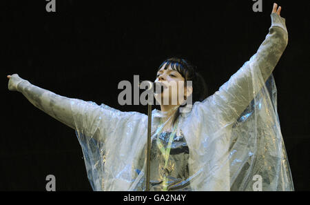 Lily Allen tritt auf der Bühne bei T in the Park in Balado, Perth und Kinross auf. Stockfoto