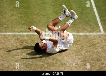 Tennis - Wimbledon Championships 2007 - Day Eleven - All England Club. Novak Djokovic feiert den Sieg über Marcos Baghdatis Stockfoto