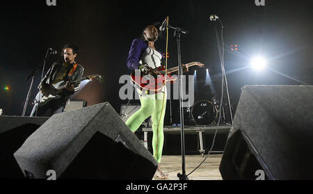 Die Noisettes spielen die neuen Bands auf dem Oxegen Music Festival in Punchestown Racecourse Co Kildare. Stockfoto