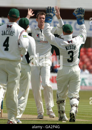 Die David Masters von Leicestershire feiern die Teilnahme an der Liverpool Victoria County Championship in der Grace Road, Leicester, am Wicket von Nicky Peng aus Glamorgan. Stockfoto