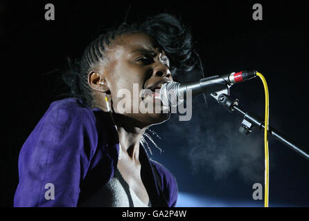 Die Noisettes spielen die neuen Bands auf dem Oxegen Music Festival in Punchestown Racecourse Co Kildare. Stockfoto