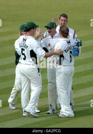 Jon Maunders von Leicestershire feiert das Spiel mit Alex Wharf in Glamorgan während des Liverpool Victoria County Championship-Spiels in der Grace Road, Leicester. Stockfoto