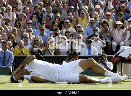 Der Schweizer Roger Federer feiert seinen fünften Sieg in Folge bei der Wimbledon-Meisterschaft, nachdem er den spanischen Rafael Nadal in fünf Sätzen, 7-6, 4-6, 7-6, 2-6, 6-2, während der All England Lawn Tennis Championship in Wimbledon besiegt hat. Stockfoto