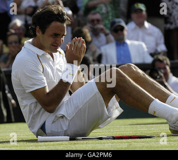 Der Schweizer Roger Federer feiert seinen fünften Sieg in Folge bei der Wimbledon-Meisterschaft, nachdem er den spanischen Rafael Nadal in fünf Sätzen, 7-6, 4-6, 7-6, 2-6, 6-2, während der All England Lawn Tennis Championship in Wimbledon besiegt hat. Stockfoto