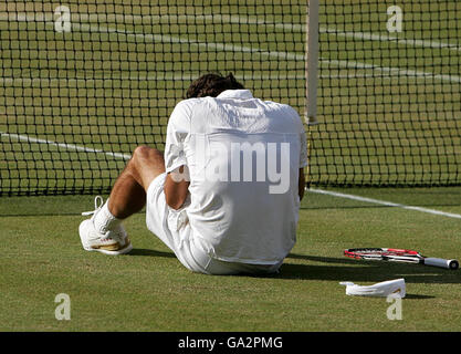 Der Schweizer Roger Federer feiert seinen fünften Sieg in Folge bei der Wimbledon-Meisterschaft, nachdem er den spanischen Rafael Nadal in fünf Sätzen, 7-6, 4-6, 7-6, 2-6, 6-2, während der All England Lawn Tennis Championship in Wimbledon besiegt hat. Stockfoto