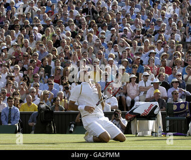 Der Schweizer Roger Federer feiert seinen fünften Sieg in Folge bei der Wimbledon-Meisterschaft, nachdem er den spanischen Rafael Nadal in fünf Sätzen, 7-6, 4-6, 7-6, 2-6, 6-2, während der All England Lawn Tennis Championship in Wimbledon besiegt hat. Stockfoto