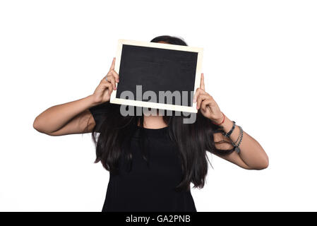 Porträt von Latin-Frau mit Tafel. Isolierten weißen Hintergrund. Stockfoto