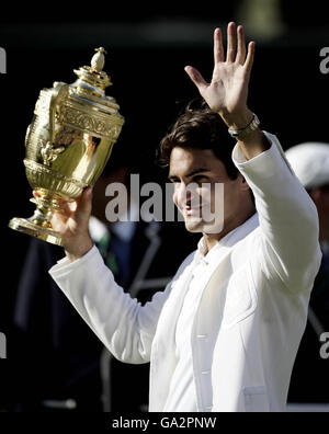 Der Schweizer Roger Federer feiert seinen fünften Sieg in Folge bei der Wimbledon-Meisterschaft, nachdem er den spanischen Rafael Nadal in fünf Sätzen, 7-6, 4-6, 7-6, 2-6, 6-2, während der All England Lawn Tennis Championship in Wimbledon besiegt hat. Stockfoto